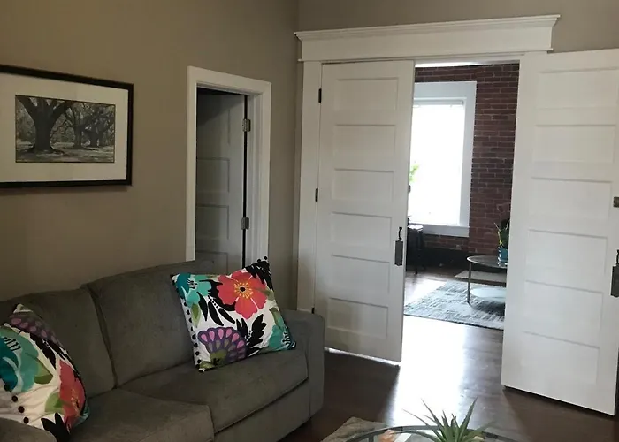Big Brick 2 Bedroom In Victorian Village *