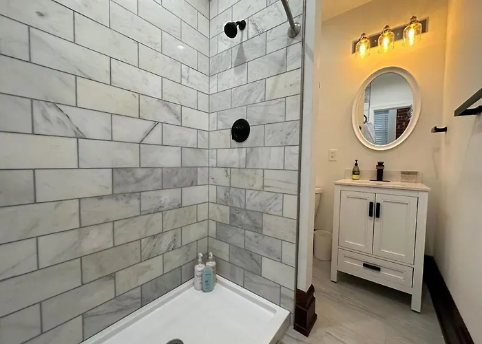 Big Brick 2 Bedroom In Victorian Village Columbus