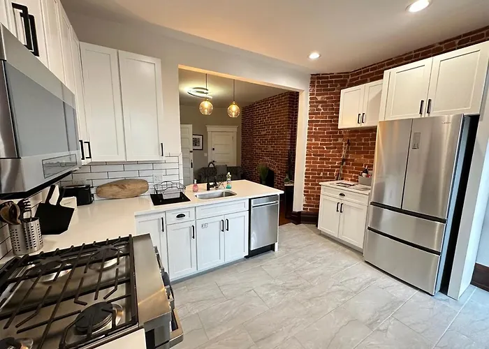 Big Brick 2 Bedroom In Victorian Village Apartment *