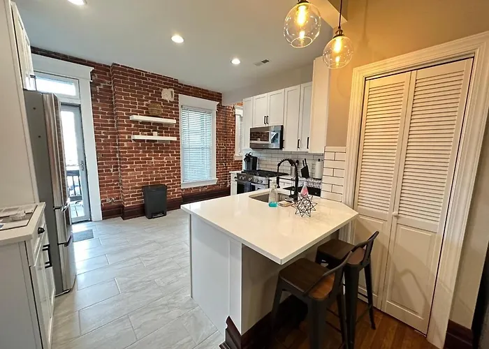Big Brick 2 Bedroom In Victorian Village Apartment *