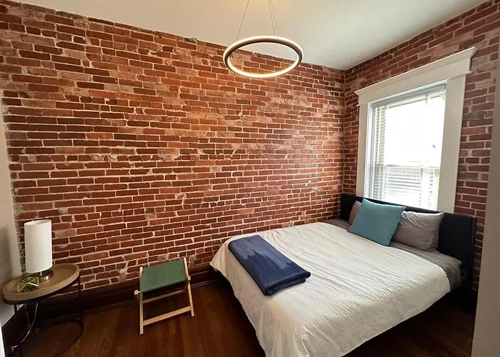 Big Brick 2 Bedroom In Victorian Village *