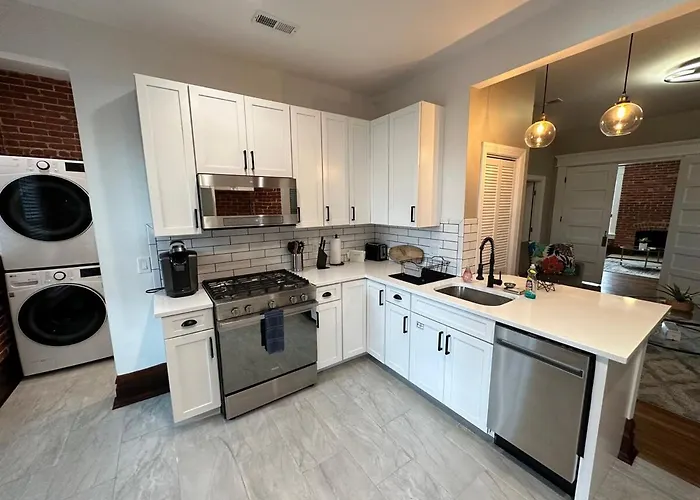 Big Brick 2 Bedroom In Victorian Village Apartment *