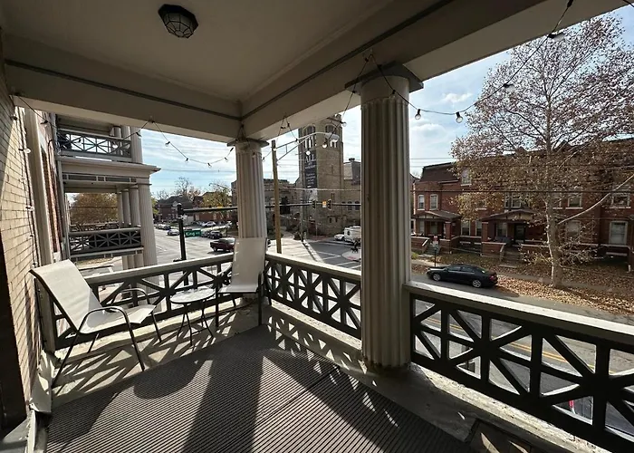 Big Brick 2 Bedroom In Victorian Village Apartment *