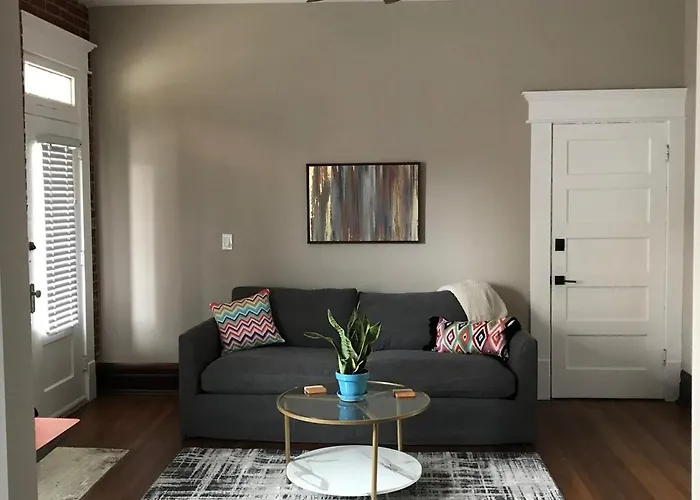 Big Brick 2 Bedroom In Victorian Village Apartment *