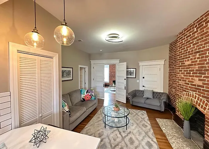 Big Brick 2 Bedroom In Victorian Village Columbus